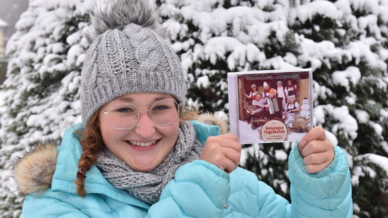 Emily Werthmann hält stolz die neue Winter-CD der „Geisinger Vugelbeern“ in den Händen. Darauf singt sie auch ein Lied ihres Urgroßvaters.