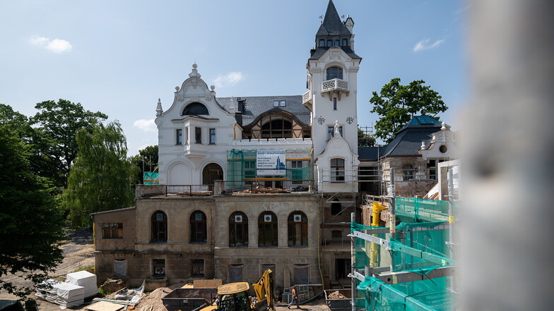 An der Rückseite der Villa Goethestraße 5 ist der Sanierungsfortschritt besonders gut erkennbar. Rechts steht das Kutscherhaus.