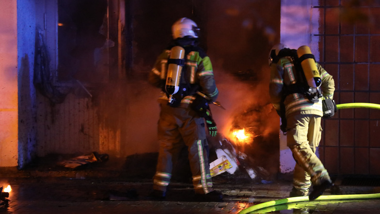 Müllcontainerbrand greift auf Wohnhochhaus in Dresden-Prohlis über