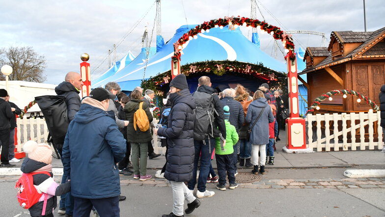 Am Freitagmorgen strömten die Besucher zum Zelt des Dresdner Weihnachtscircus.