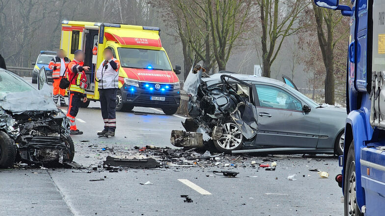 Nach dem schweren Unfall auf der B87 bei Eilenburg ist fünf Tage später nun ein vierter Unfallbeteiligter seinen schweren Verletzungen erlegen.