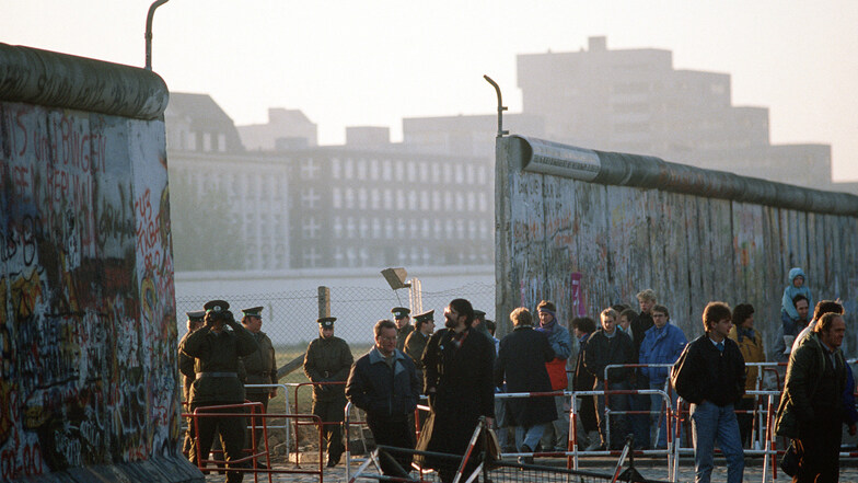 Der neu geöffnete Grenzübergang am Potsdamer Platz (Nov 1989).