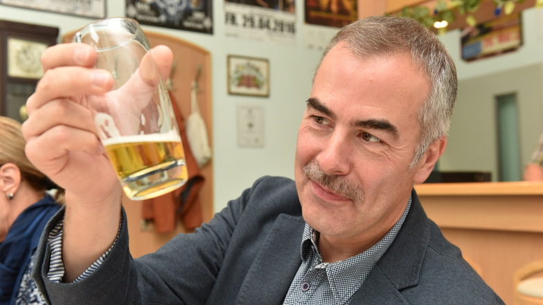 2016 genoss der damalige Oberbürgermeister von Dippoldiswalde, Jens Peter, im Verkostungsraum des Beruflichen Schulzentrums das Bier.
