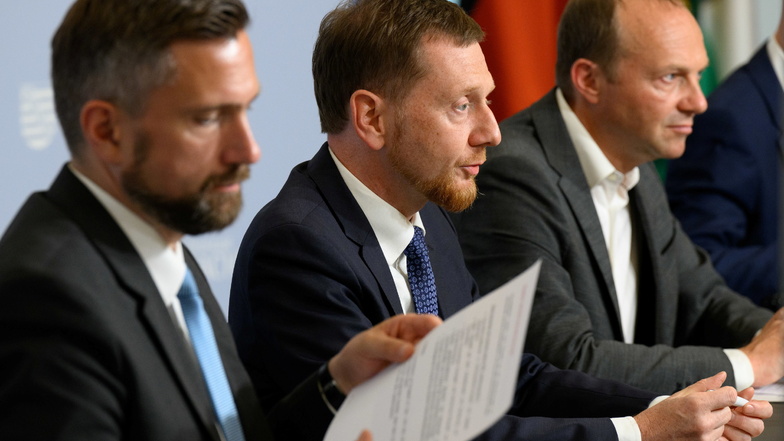 Michael Kretschmer (CDU, M), Martin Dulig (SPD, l.) und Wolfram Günther (Bündnis90/Die Grünen) bei der Kabinetts-Pressekonferenz zur Ampel-Halbzeit in der Staatskanzlei