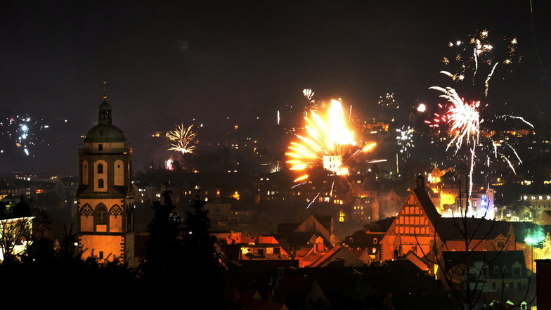 Ordentlich krachen ließen es die Elbländer in der Silvesternacht. In vielen Orten im Landkreis wie hier in Meißen begrüßten die Menschen mit reichlich Feuerwerk und Böllern das Jahr 2024.