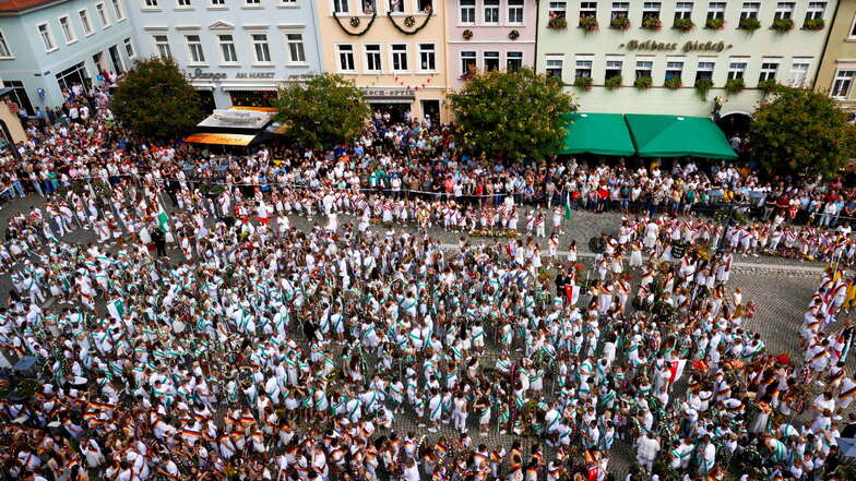 Blick auf den Marktplatz, auf dem die Umzugsteilnehmer in genauer Ordnung Aufstellung nahmen.