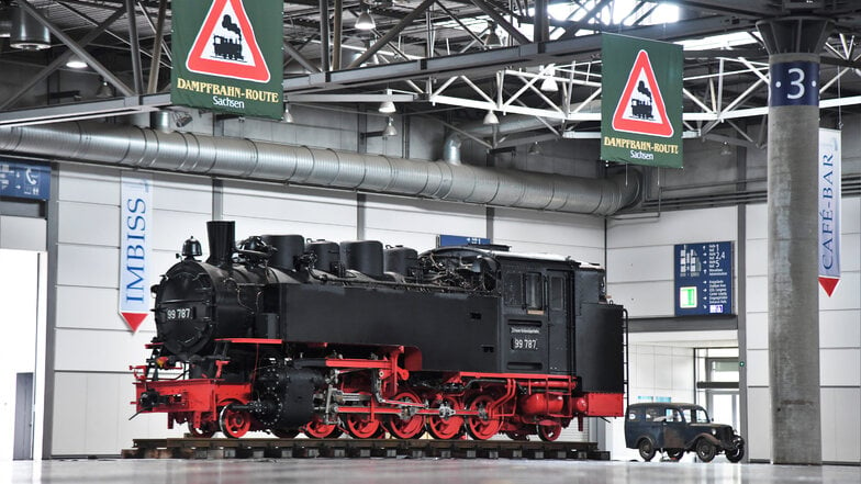 Die künftig mit Öl befeuerte Dampflok der Zittauer Schmalspurbahn ist bei der Messe "Modell-Hobby-spiel" in Leipzig ausgestellt.