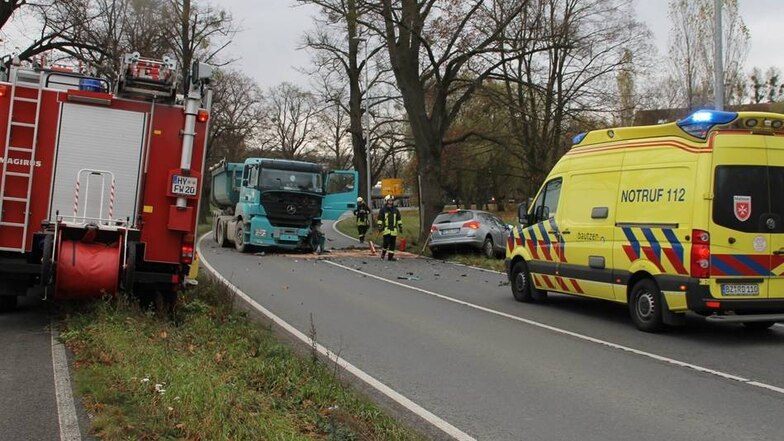 Während der Unfallaufnahme wurde bekannt, dass es möglicherweise eine Zeugin gibt, die an dem Opel der 64-Jährigen einen geplatzten Reifen gesehen haben soll.