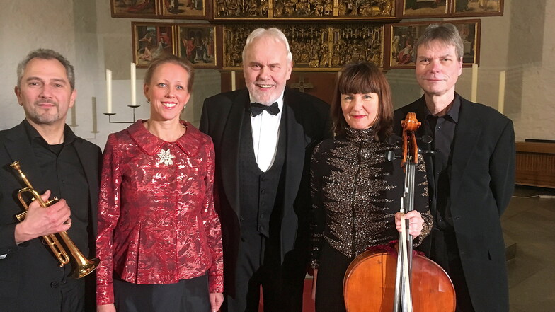 Gunther Emmerlich (Mitte) und sein Ensemble: Johann Plietzsch, Jeanne Pascale Schmidt, Sabina Herzog und Matthias Suschke (v. l. n. r.)