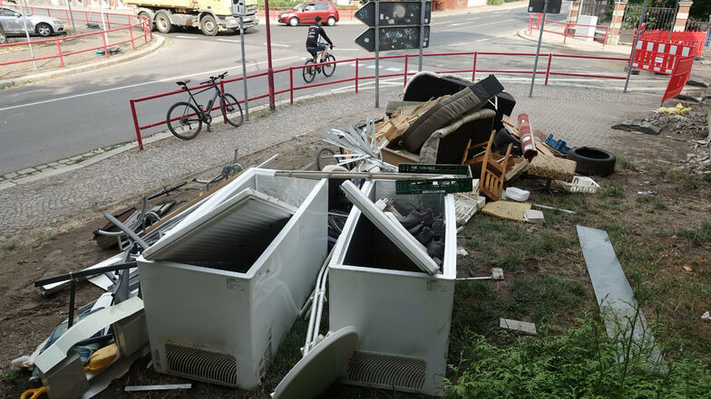 Ein stattlicher Abfallhaufen liegt an der Straße des Friedens. Die Entsorgungsgesellschaft soll den Müll abholen.