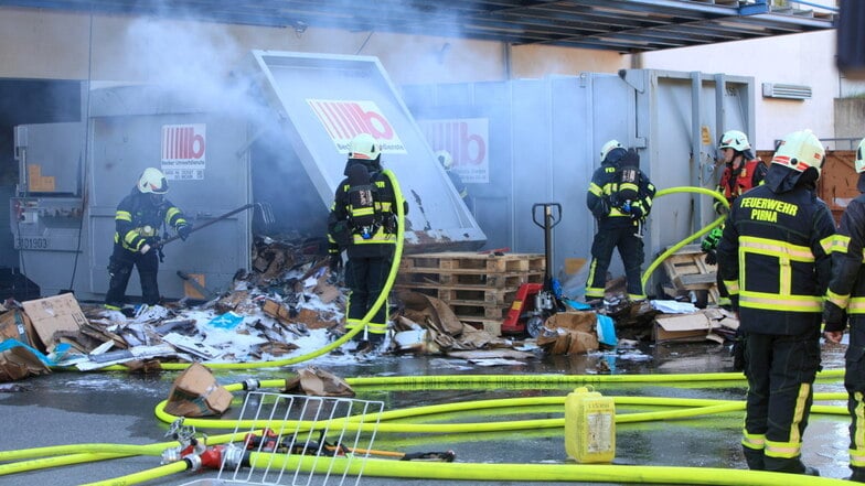 16. Mai 2024: Pirnaer Feuerwehrleute löschen einen Brand in einem Müllpress-Container am Klinikum.