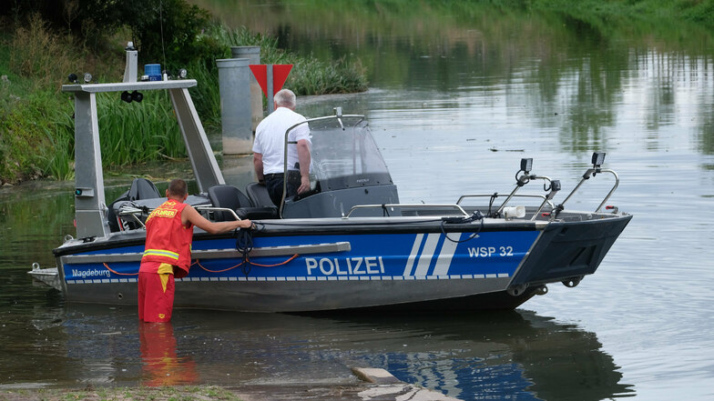 Ein Boot der Wasserschutzpolizei wird in die Unstrut gelassen. Mehrere unabhängige Zeugen wollen dort ein Krokodil gesehen haben.