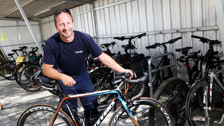 André Stein kommt fast jeden Tag von Ostrau zu seiner Riesaer Arbeit geradelt: Die Firma HGDS wurde nun als erstes sächsisches Unternehmen überhaupt als besonders fahrradfreundlich ausgezeichnet.