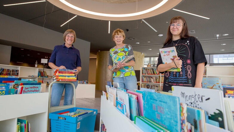 Die neue Kamenzer Stadtbibliothek wird am Freitag eröffnet: Leiterin Marion Kutter (l.), Anna Becker vom Förderverein (r.) und Bibliothekarin Sabine Haufe stecken mitten in der Vorbereitung.