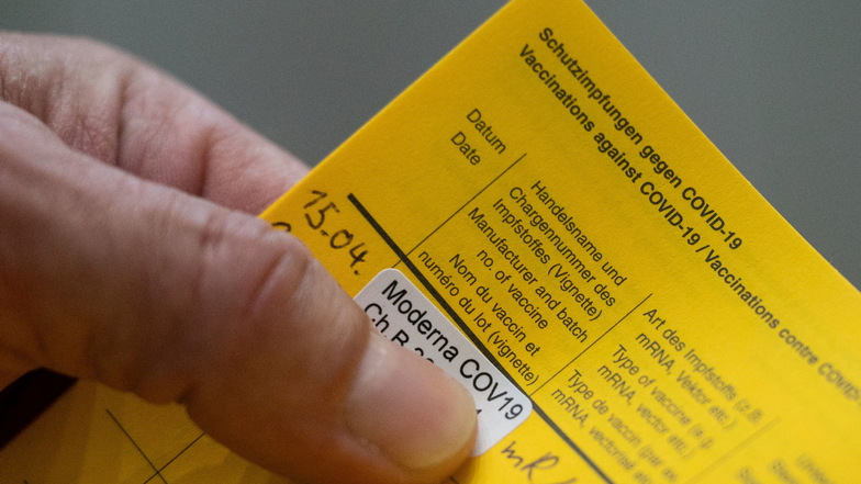 Immer mehr Sachsen haben den Nachweis eine Corona-Schutzimpfung in ihrem gelben Impfausweis. Ein digitales Dokument wäre vielen lieber.