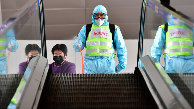 Ein Mitarbeiter desinfiziert eine Rolltreppe am Internationalen Flughafen Taiyuan Wusu in Taiyuan, der Hauptstadt der nordchinesischen Provinz Shanxi.
