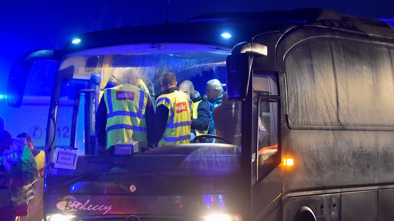 Helfer und Polizei waren schnell vor Ort und kontrollierten die Unfallbeteiligten, hier den Bus.