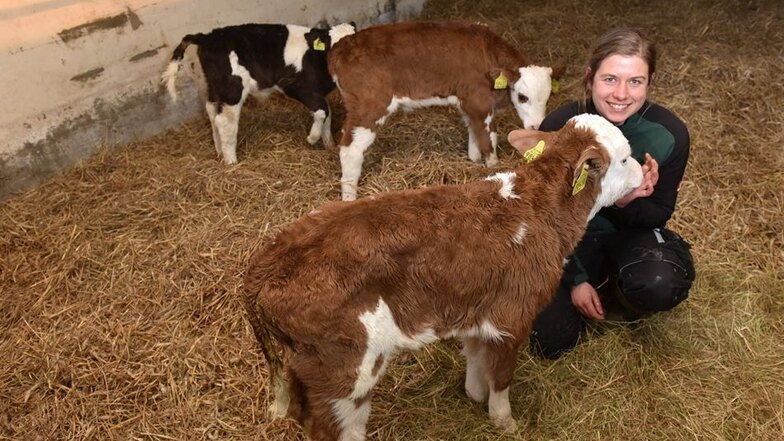 Die 32-jährige Bärensteinerin Katrin Uhlig kümmert sich um die Tiere in den Ställen der Bärensteiner Agrarprodukte Kadner & Partner KG, besonders liebevoll um die Kleinen in der Krabbelgruppe.