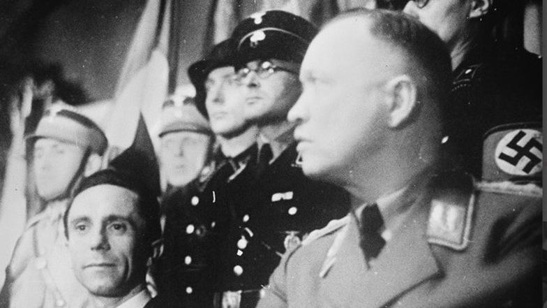 Brüder in Geist und Untat: Gauleiter Martin Mutschmann (r.) und Joseph Goebbels, 1933 bei einer Veranstaltung in Dresden.