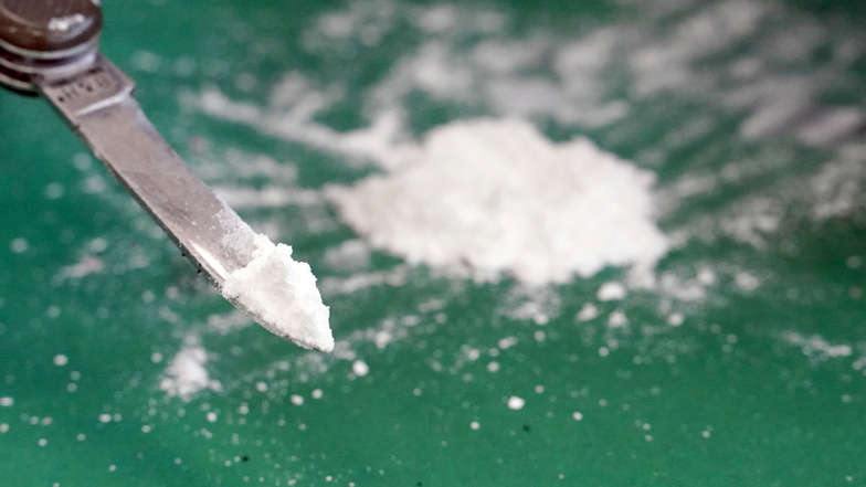 Symbolfoto: Die bekannteste Konsumform von Kokain - weißes Pulver.