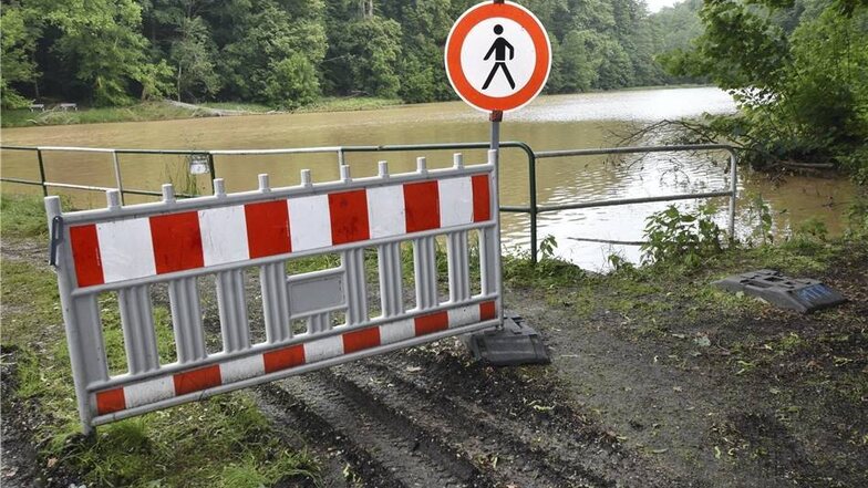 Der Wanderweg um den Seußlitzer Gondelteich musste wegen der Überflutung gesperrt werden.