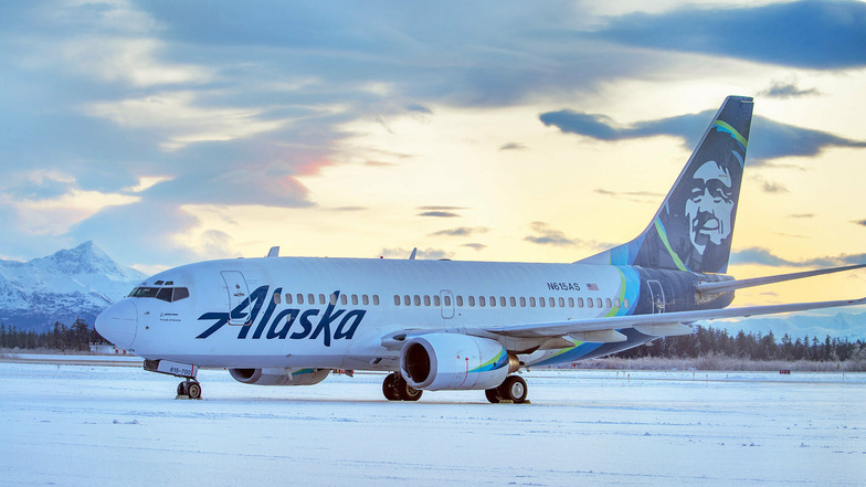 Ein Flugzeug der Alaska Airlines steht mit beschädigtem Triebwerk auf dem Flughafen von Yakutat. Das Flugzeug kollidierte beim Landen mit einem Braunbären. Das Tier starb.