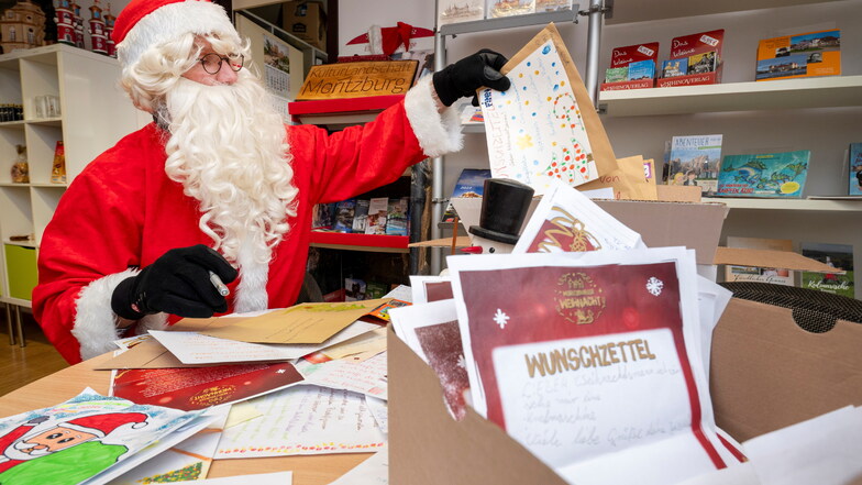 Hohoho! Der Weihnachtsmann höchstpersönlich öffnet die Briefe, die beim Weihnachtsmannpostamt abgegeben wurden. Sächsische.de durfte einen Blick darauf werfen.