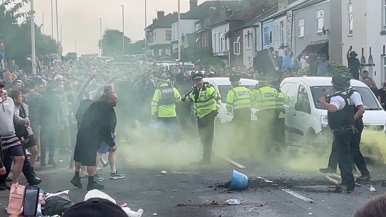 Menschen stoßen während Unruhen in Southport mit der Polizei zusammen, in der Nähe des Ortes, an dem drei Mädchen bei einem Messerangriff getötet wurden.