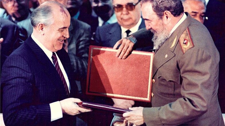 1989: Die Genossen Mikhail Gorbatschow und Castro tauschen Dokumente.