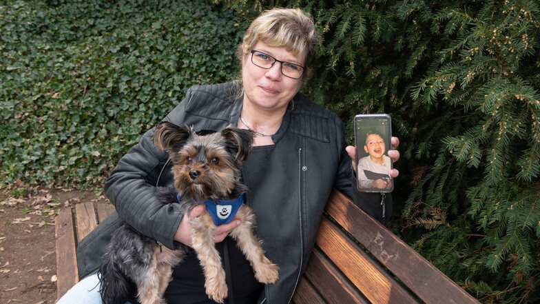 Yvonne Söllinger mit einem Foto ihres Sohnes Oliver, den sie verlor, als er 13 Jahre alt war. Hündchen Rudi ist für sie ein treuer Begleiter geworden.