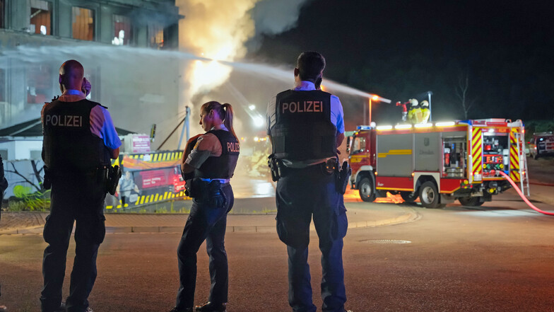 Die Polizei ermittelt nach dem Großbrand im Dresdner Industriegelände. Dies wurde einige Zeit in Anspruch nehmen, so die Beamten am Sonntag.