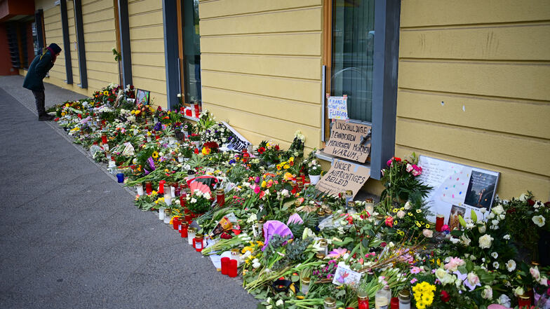 Vor dem Oberlinhaus in Potsdam legten zahlreiche Menschen Blumen und Kerzen nach der Bluttat im September nieder.