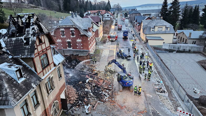 In der Nacht zu Sonntag ist in Ellefeld im Vogtlandkreis ein Haus explodiert und zusammen mit dem Nachbarhaus abgebrannt. Der 67-jährige Hauseigentümer konnte nur noch tot geborgen werden.