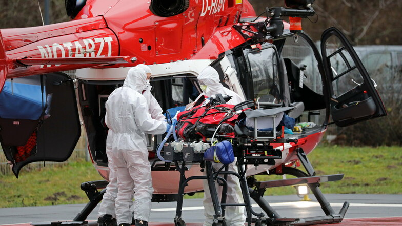 Ein Corona-Intensivpatient aus Sachsen wird auf dem Gelände der "Universitätsmedizin Rostock" aus einem Hubschrauber in einen Krankenwagen verladen.