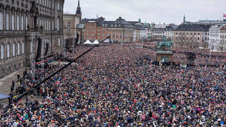 Menschenmenge am Schloss Christiansborg