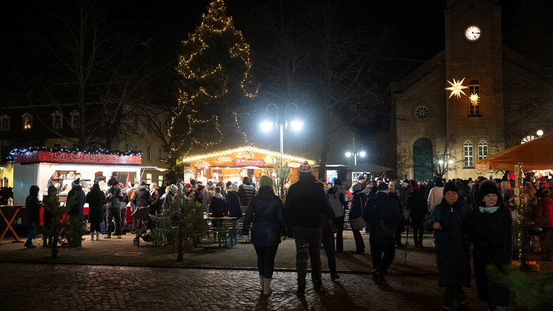 Viele Besucher drängten sich am Wochenende beim Weihnachtsmarkt auf dem Zinzendorfplatz in Niesky. Nachts aber gab es eine Schlägerei.