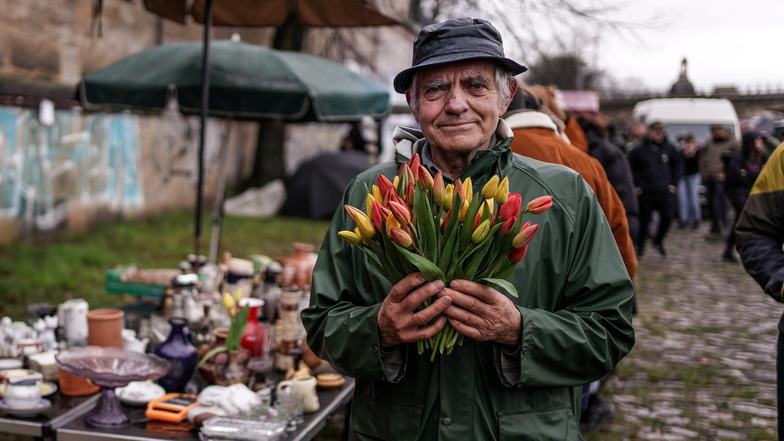 Der Dresdner Herbert Richter verkauft Tulpen und vieles mehr auf dem Elbeflohmarkt.