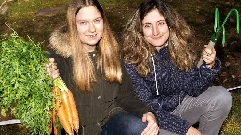 Josi Rentzsch (links) und Anja Eisenhammer wollen gemeinsam mit anderen das Gartenprojekt am Jugendhaus stemmen. Um so tolle Möhren zu ernten, setzen sie auch auf das Wissen eines erfahrenen Hobby-Gärtners.