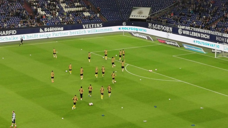 Dynamo Dresden läuft vor der Erwärmung zum Gäste-Block und bedankt sich bei seinen mitgereisten Fans.