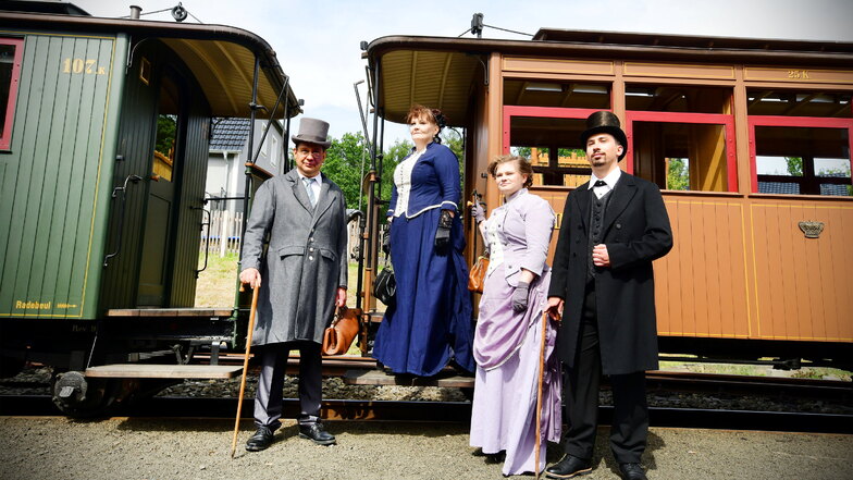 Familie Gersten aus Mügeln, allesamt Eisenbahnfans, kam in selbstgeschneiderten Köstümen zum Bahnhof nach Bertsdorf. Und erzählten damit wie die Passagiere um 1880 gekleidet waren.