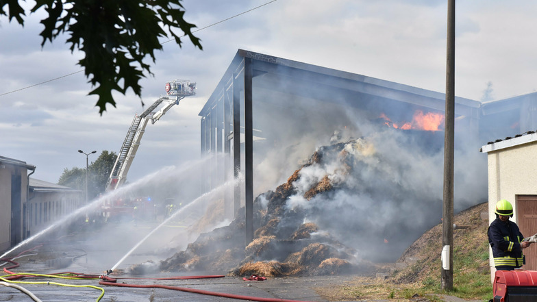 Ein Strohlager der Agrargesellschaft Ruppendorf brennt.