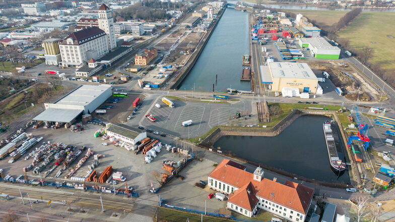 Es tut sich was im Dresdner Alberthafen, wenn auch wenig auf dem Wasser. Auf der Südseite (l.) entsteht ein neuer Trailerport. Dort können jährlich 50.000 Sattelauflieger umgeschlagen werden – eine Verdopplung der Kapazität von gegenüber (r.).