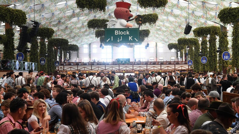 Gäste feiern schon vor dem Anstich im Hofbräuzelt auf der Theresienwiese. In München wird ab heute das 189. Oktoberfest gefeiert.