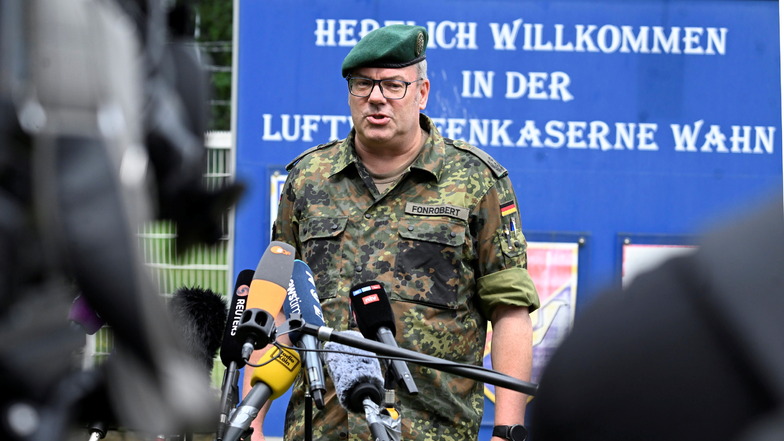 Oberstleutnant Ulrich Fonrobert vom Landeskommando Nordrhein-Westfalen spricht über die Vorgänge in der Luftwaffenkaserne in Wahn.