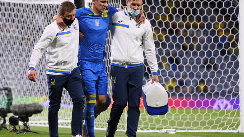 Ukraines Artjom Bessedin muss nach einem bösen Foul des Schwedens Marcus Danielson verletzt den Platz verlassen.