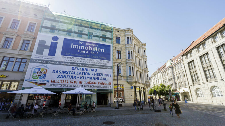 Die Fassade des Hauses Postplatz 16 in Görlitz wird von zwei riesigen Plakaten verdeckt.