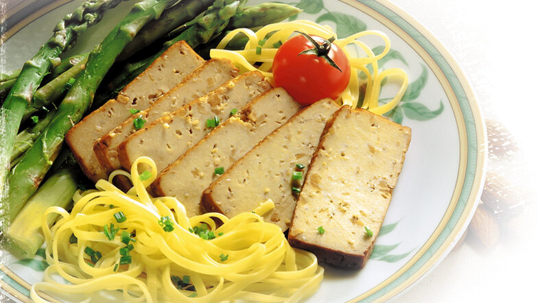 Geschnittener Räuchertofu ersetzt für Vegetarier und Veganer oft das Fleisch auf dem Teller.