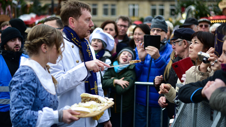 Auch Sachsens Ministerpräsident  Kretschmer besuchte das Stollenfest - und bekam seine eigene Bäckerjacke.