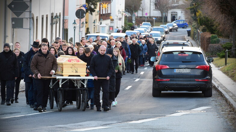 Der Trauerzug für den Lehrer und Schulleiter Hans-Joachim Häschke am Montagnachmittag in Herrnhut.