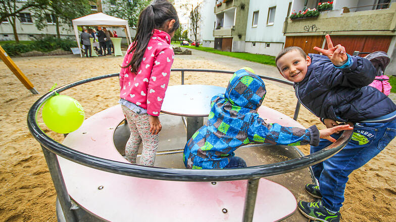 Zur Einweihung waren das Karussell, die Wippe und die Schaukel auf dem Spielplatz im Fritz-Kube-Ring in Bernsdorf mit Luftballons geschmückt worden.